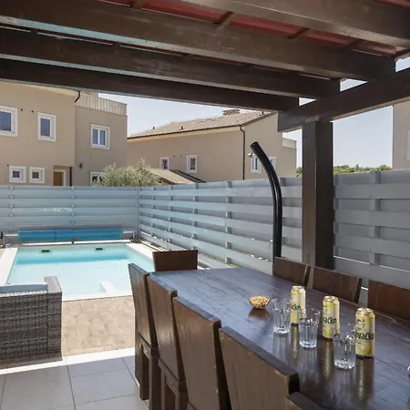 Castagna Near The Sea With Private Pool And Sauna Premantura