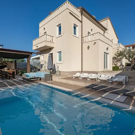 Castagna Near The Sea With Private Pool And Sauna
