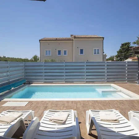 Castagna Near The Sea With Private Pool And Sauna Villa *