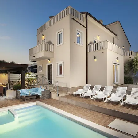 Castagna Near The Sea With Private Pool And Sauna